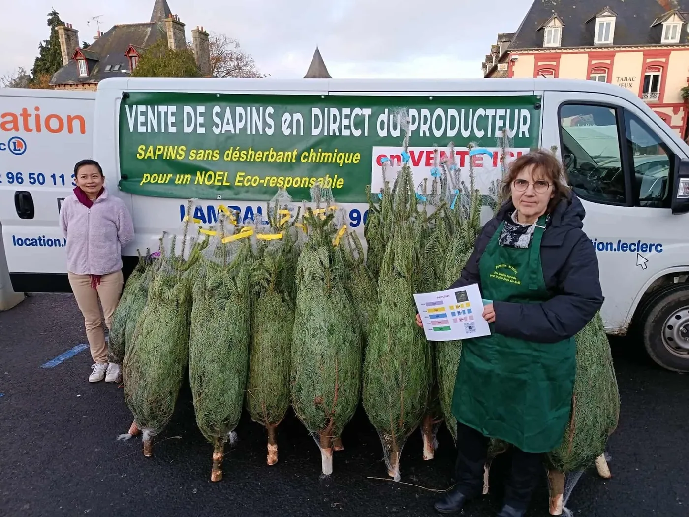 Vente de sapins sur le marché de Noël